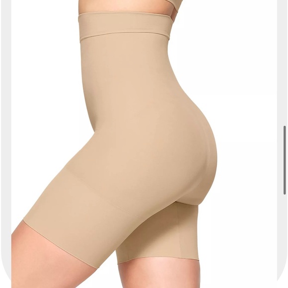SKIMS SEAMLESS SCULPT
MID THIGH SHORT Size Small New without tags $38 - Picture 3 of 11